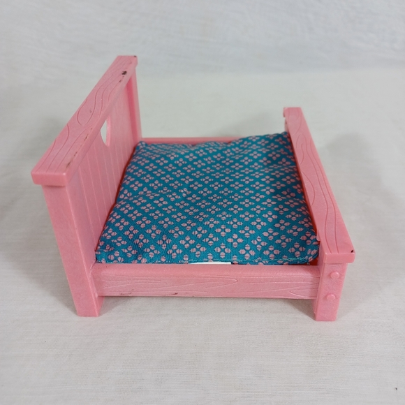 Battat Furniture pink heart tiny  toy plastic bed - Picture 5 of 16